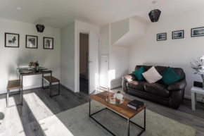 Air Host and Stay - 3 Bedroom new build sleeps 8 minutes from LFC free parking 16
